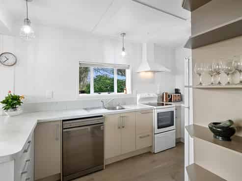 89 Paynters Ave, Strandon