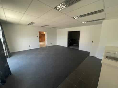 Onekawa office and workshop with yard