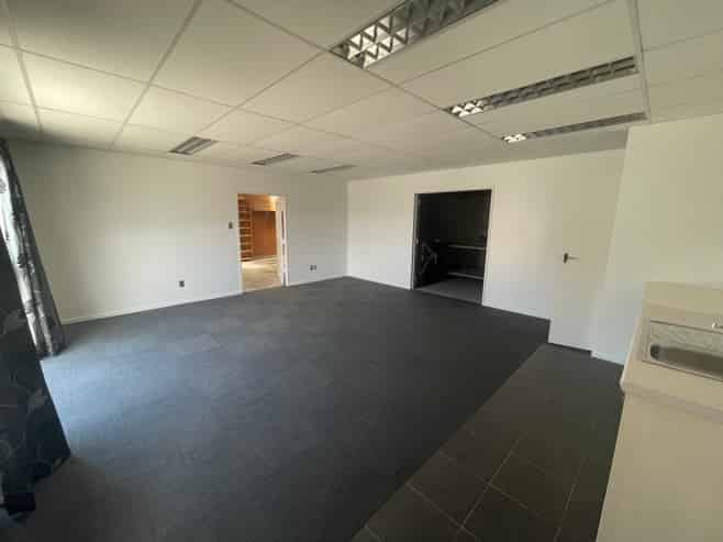 Onekawa office and workshop with yard