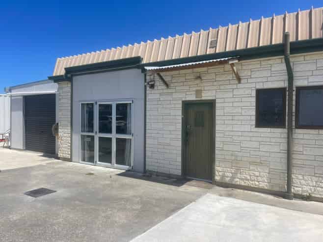 Onekawa office and workshop with yard