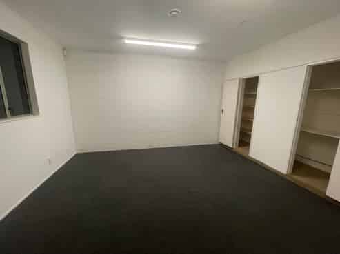 Onekawa office and workshop with yard