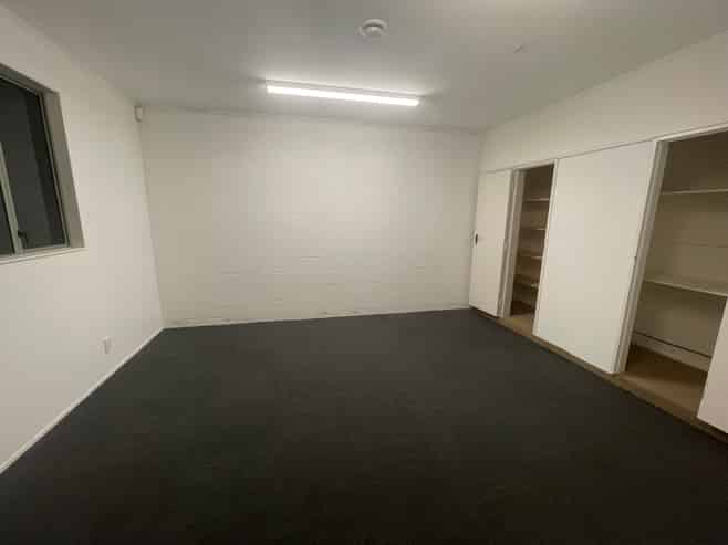 Onekawa office and workshop with yard