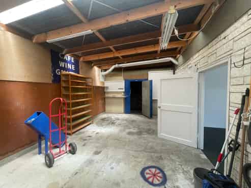 Onekawa office and workshop with yard