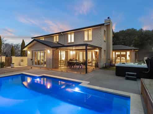 6 Benmore Gardens, Harewood