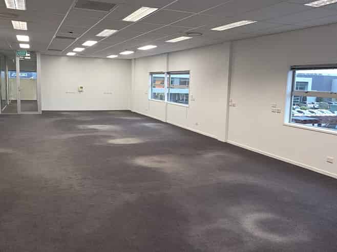 First-floor office in popular business park