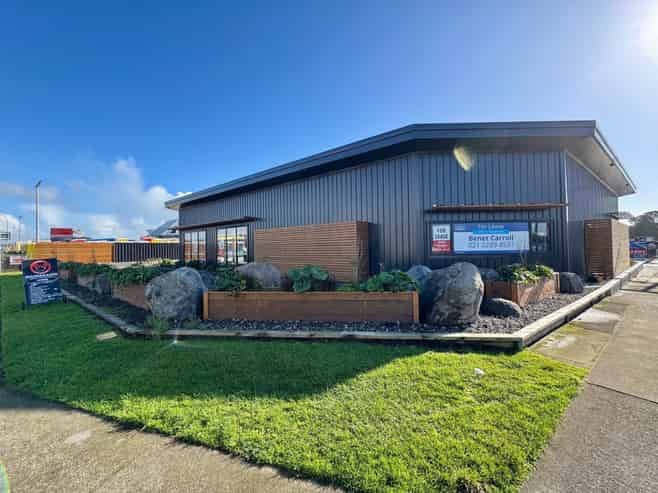 Office and Showroom with unrivalled profile