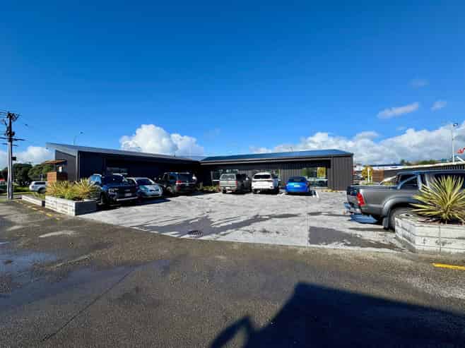 Office and Showroom with unrivalled profile