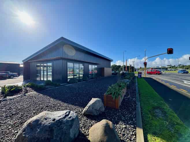 Office and Showroom with unrivalled profile