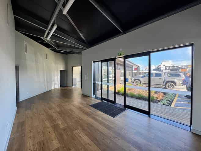 Office and Showroom with unrivalled profile