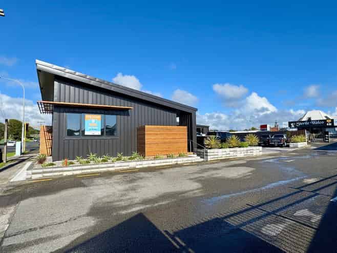 Office and Showroom with unrivalled profile