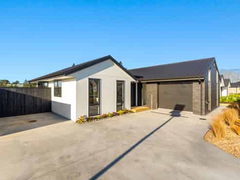 74 Metoriti Crescent, Karaka