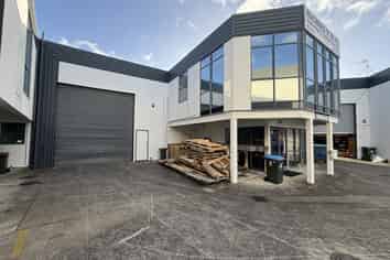 Tidy Tilt-Slab unit on Rosebank