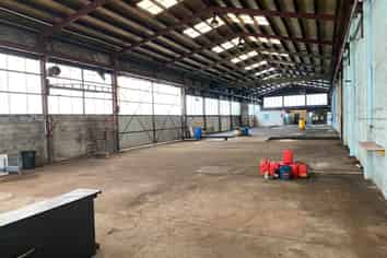 Workshop/Warehouse with Gantry