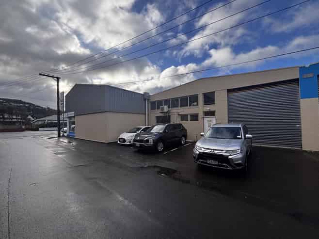 Warehouse with showroom on Udy Street!