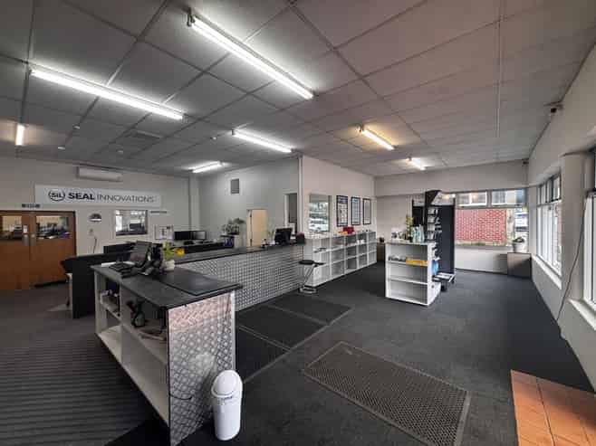 Warehouse with showroom on Udy Street!