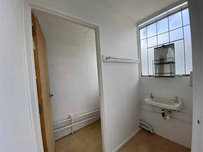 SMALL FRANKTON UNIT CLOSE TO SH1C