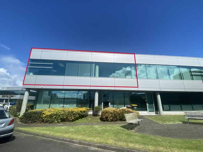 Super 168sqm Albany office, seven car parks