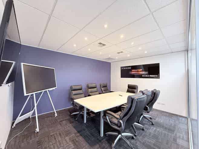 Super 168sqm Albany office, seven car parks