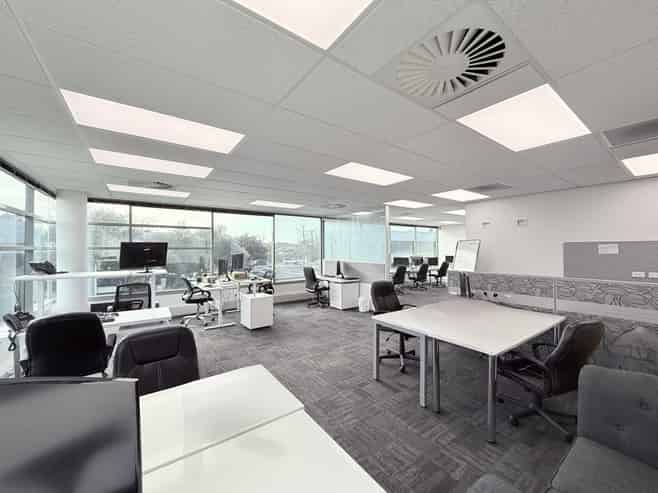 Super 168sqm Albany office, seven car parks