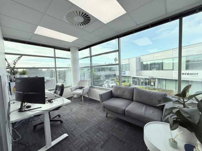 Super 168sqm Albany office, seven car parks