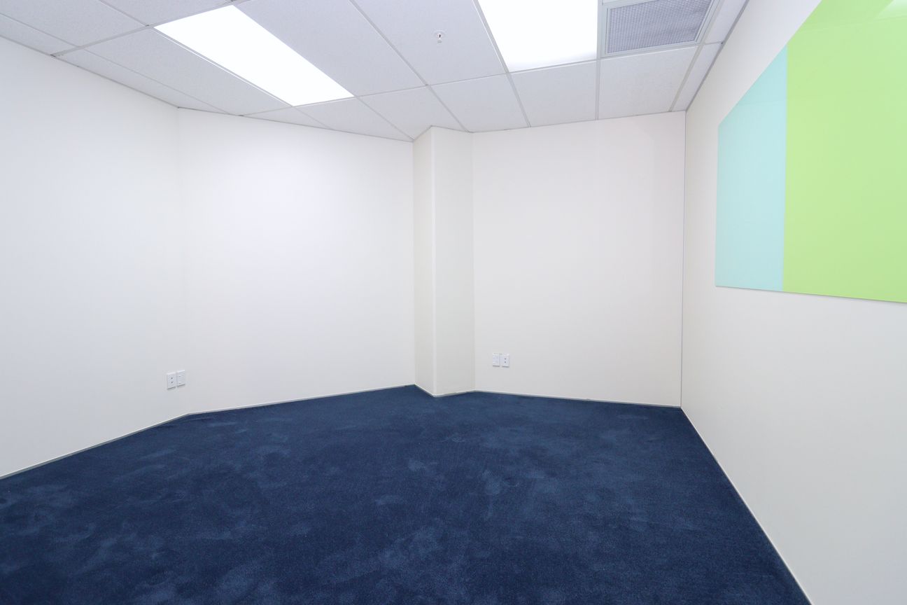 Multiple offices space available on Broadway - Vista 6