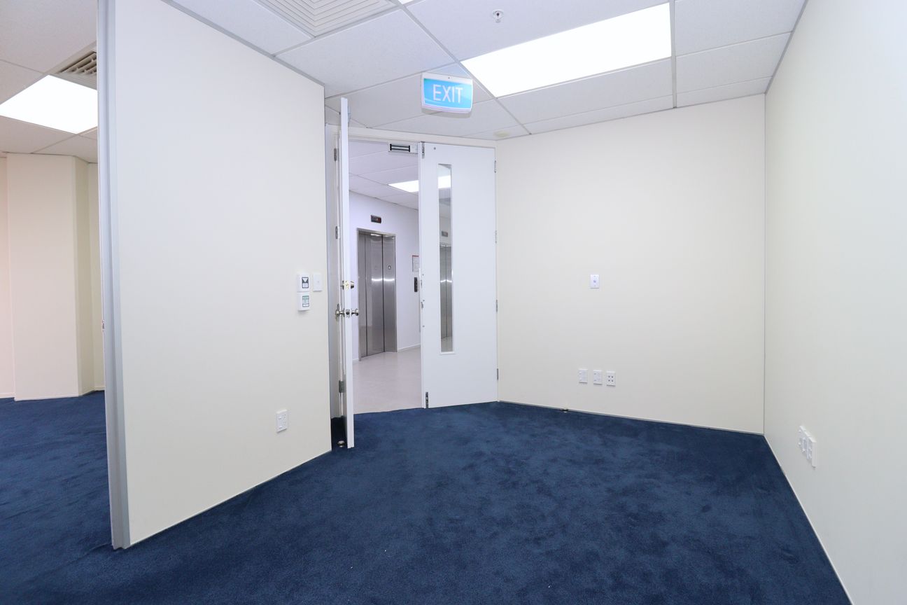 Multiple offices space available on Broadway - Vista 2