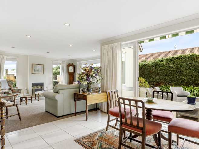2/12 Gradwell Place, Two Mile Bay