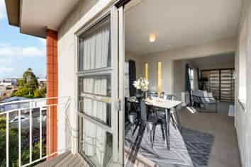 12/10 Hunter Street, Hamilton Lake