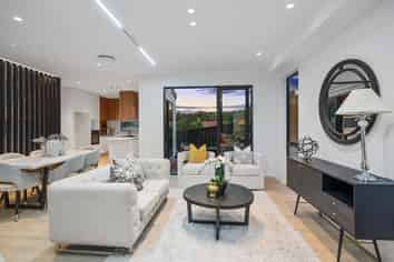 2/1 Montana Avenue, Murrays Bay
