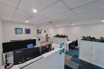 Central New Lynn Immaculate Professional Office with Parking