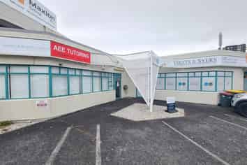 Central New Lynn Immaculate Professional Office with Parking