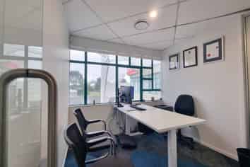 Central New Lynn Immaculate Professional Office with Parking
