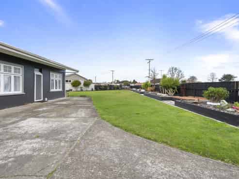 32 Flower Street, Bulls