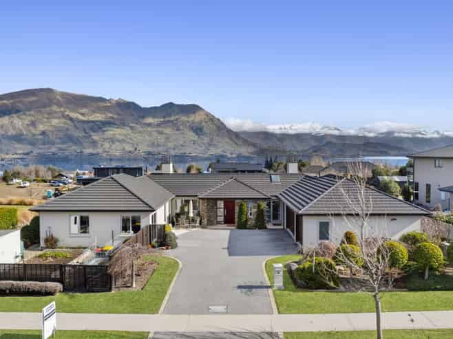 15 Valley Crescent, Wanaka