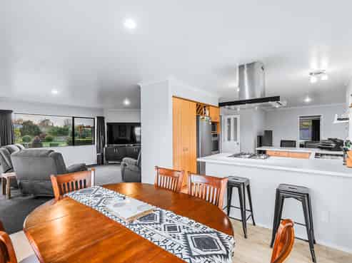 8 De La Mare Drive, Leamington