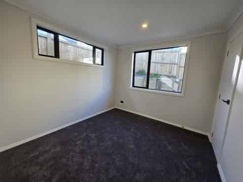 Granny/30 Blackshed Road, Flat Bush