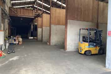 Versatile Onehunga Warehouse | 875 m2 with Yard