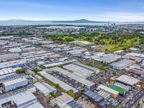 Functional office/warehouse in prime Wairau Valley