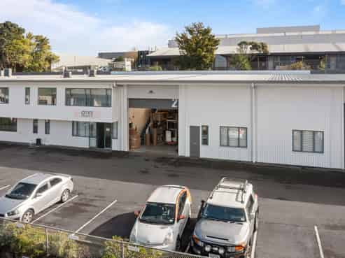 Functional office/warehouse in prime Wairau Valley