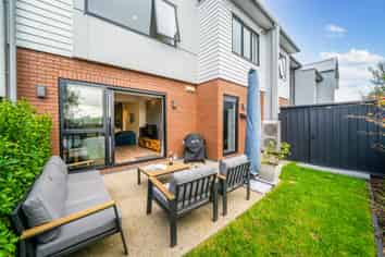 15 Moki Place, Long Bay