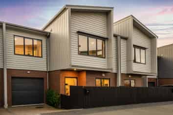 15 Moki Place, Long Bay