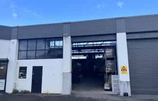 Affordable 302m² Penrose Warehouse 