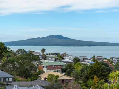 2/173 East Coast Road, Castor Bay
