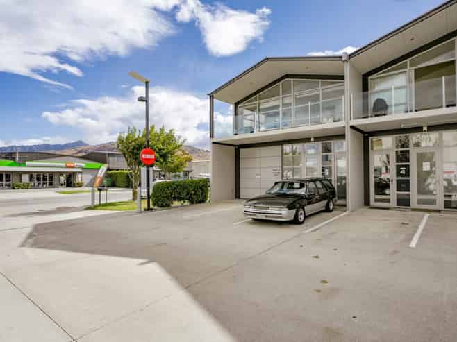 High Profile Showroom/Office on Glenda Drive
