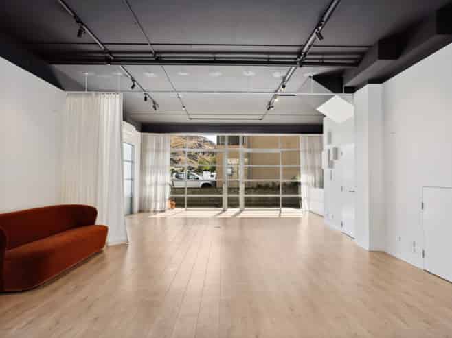 High Profile Showroom/Office on Glenda Drive