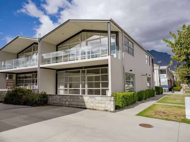 High Profile Showroom/Office on Glenda Drive