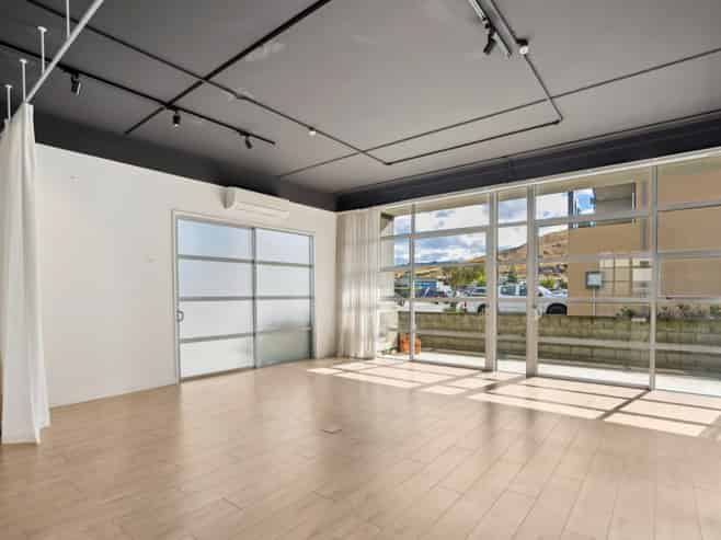 High Profile Showroom/Office on Glenda Drive