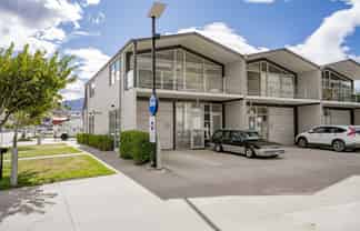 High Profile Showroom/Office on Glenda Drive
