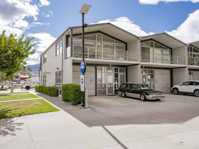 High Profile Showroom/Office on Glenda Drive
