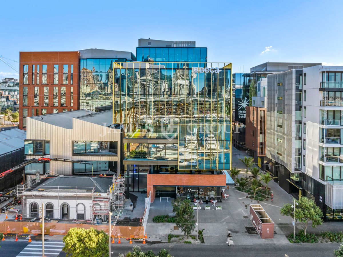 1,974m² Office with Stunning Waterfront Views